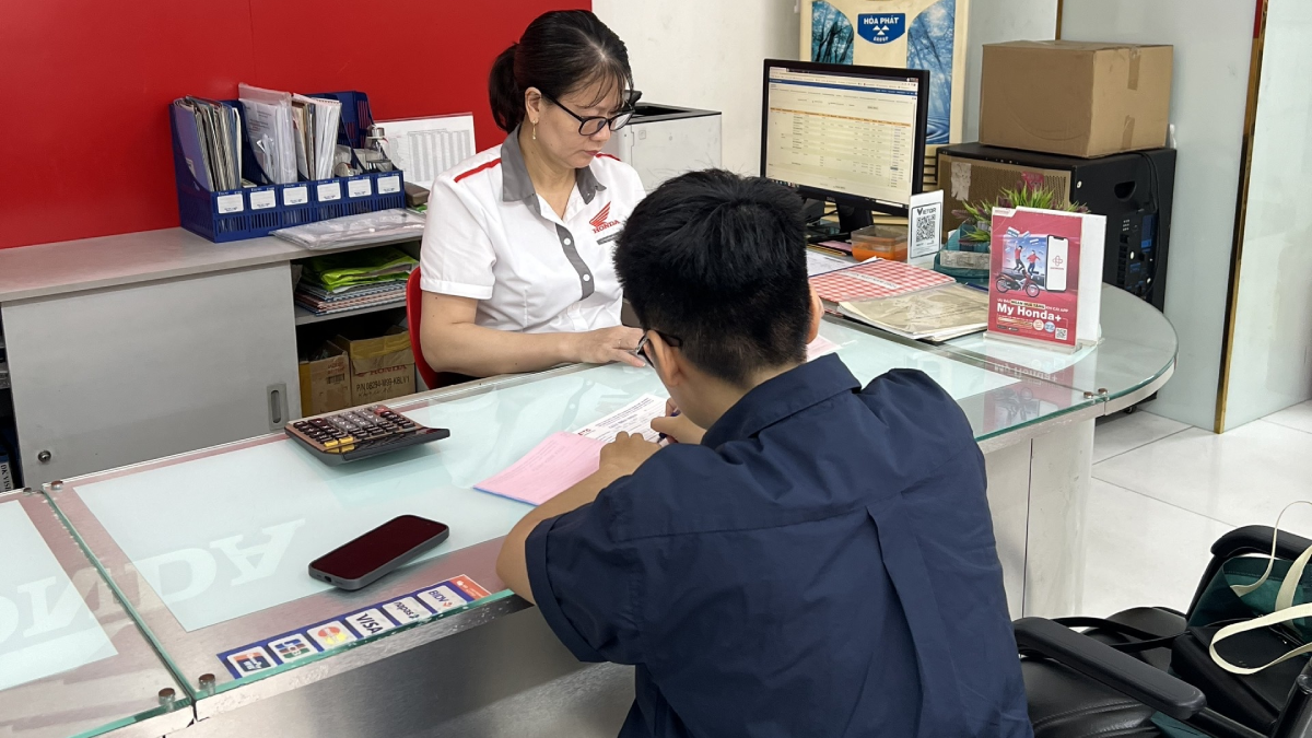 Cảm xúc vỡ oà khi trúng giải nhất Honda Vision trong chương trình tri ân sinh nhật